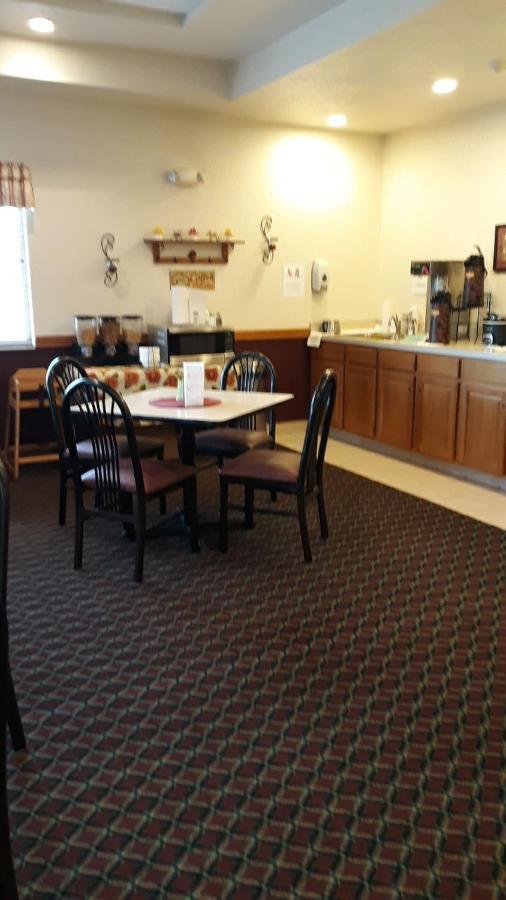 Herington Inn And Suites Εξωτερικό φωτογραφία